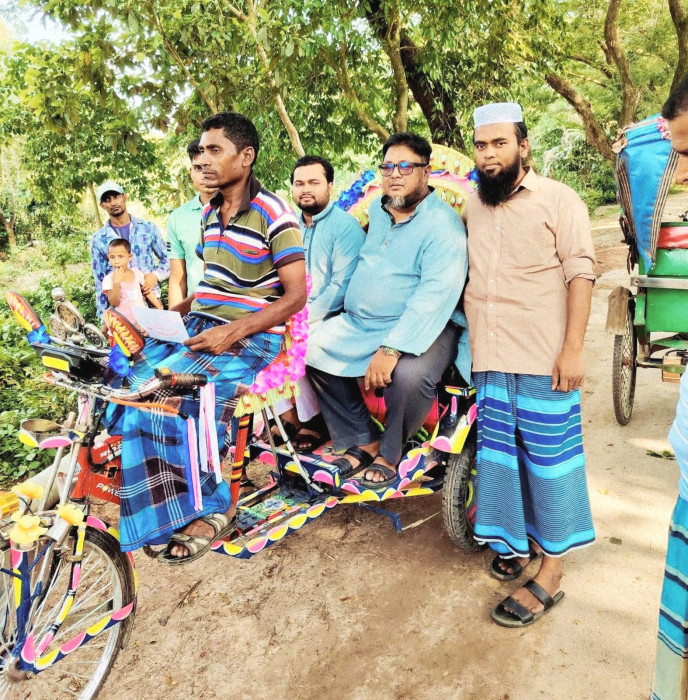 হোমনায় এমপি পুত্রের মানবিক উদ্যোগে অটোরিকশা পেল মো. আপন মিয়া