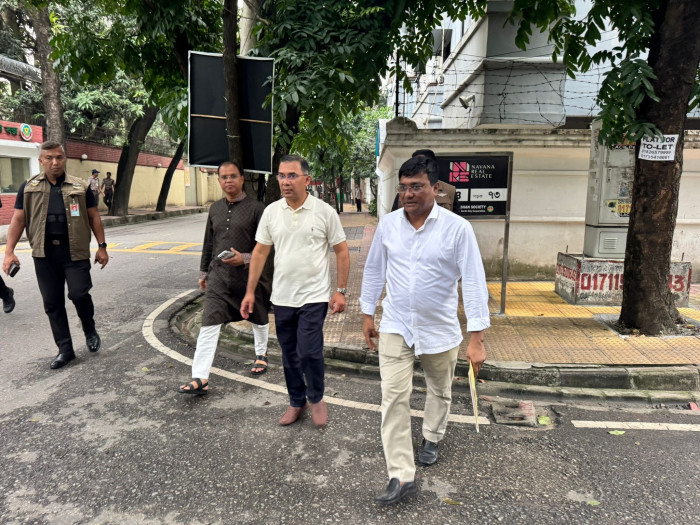 গুলশানে পায়ে হেঁটে রাজনৈতিক কার্যালয়ে গেলেন বিএনপি চেয়ারম্যান তারেক রহমান 
