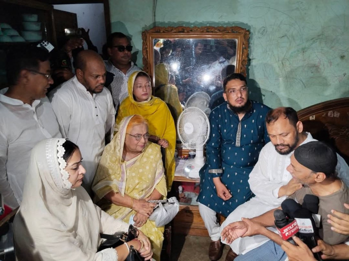 পল্লবীতে শিশু রামিসার পরিবারকে সমবেদনা জানালেন সেলিমা রহমান ও নিপুন রায় 