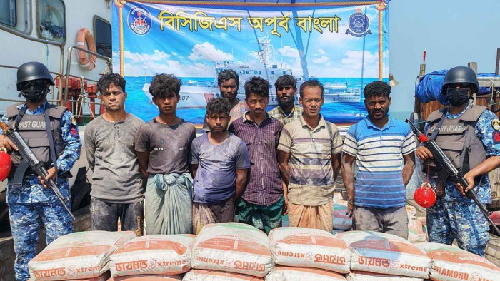 মিয়ানমারে পাচারকালে ৫শ’ বস্তা সিমেন্টসহ আটক ৮, সীমান্তে অভিযান জোরদার